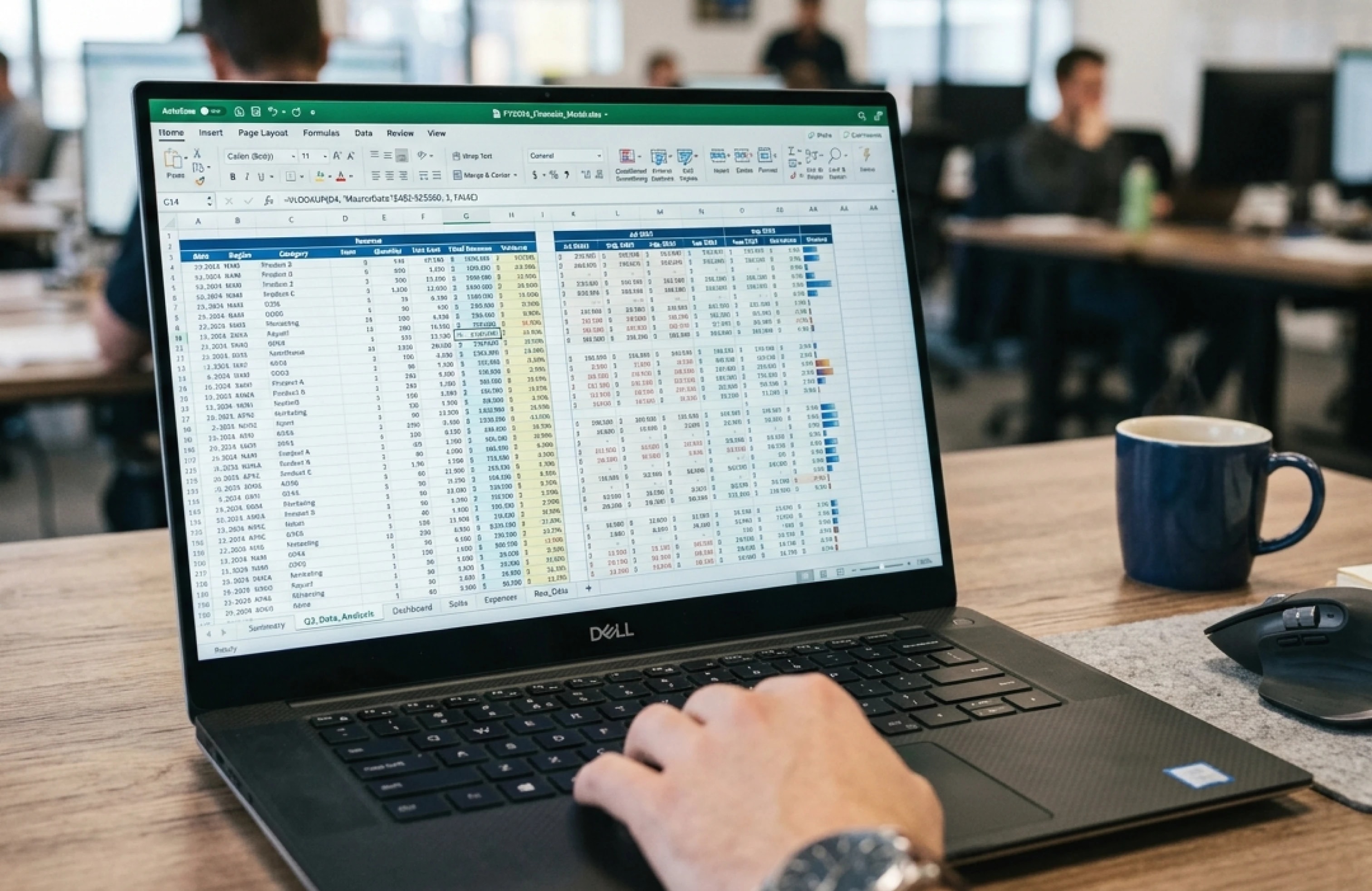 Laptop mit einer großen Excel-Datei für Umsatz und Planung